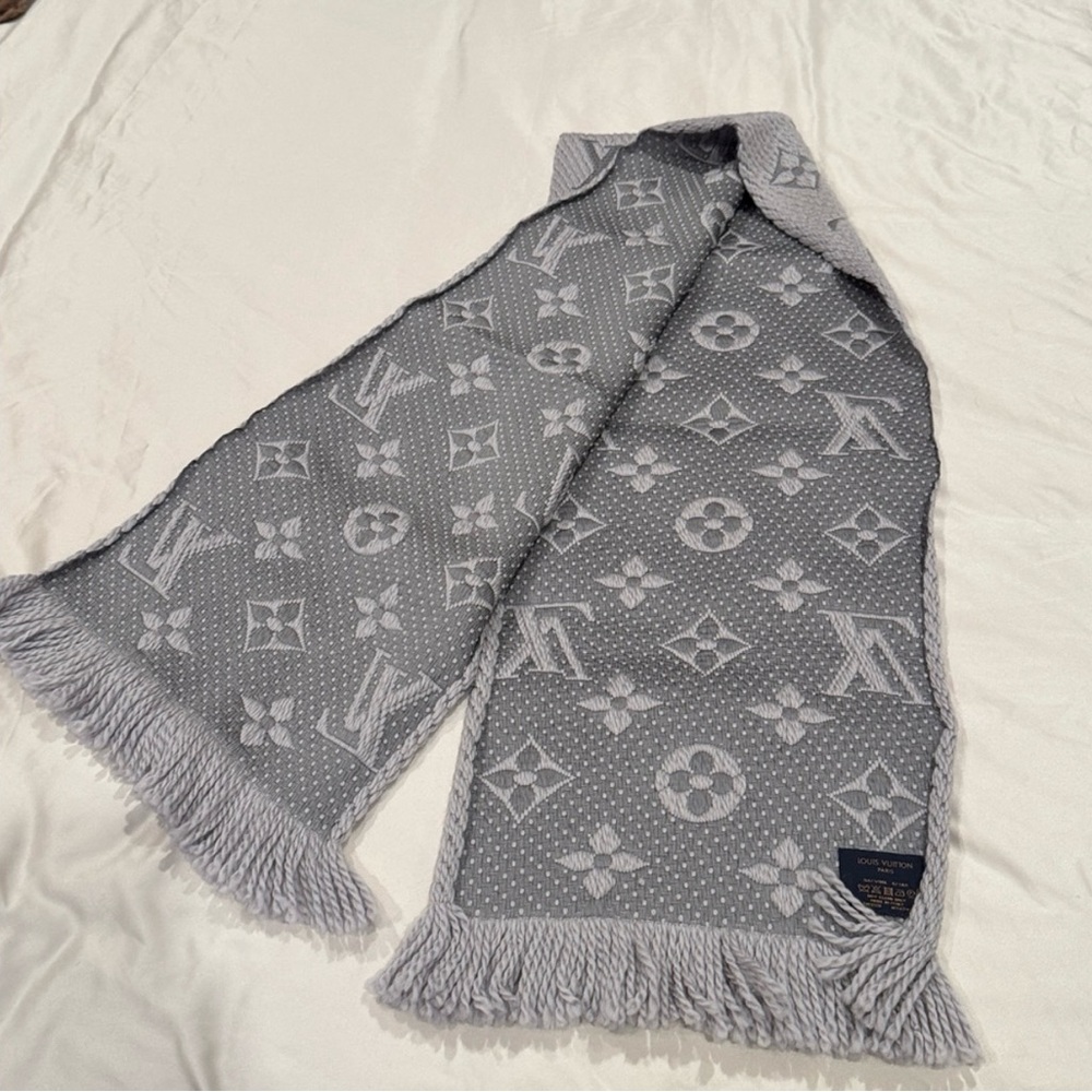 AUTHENTIC! Louis Vuitton Gray Monogram Scarf. PRICE REDUCED! Great condition! - Picture 7 of 8